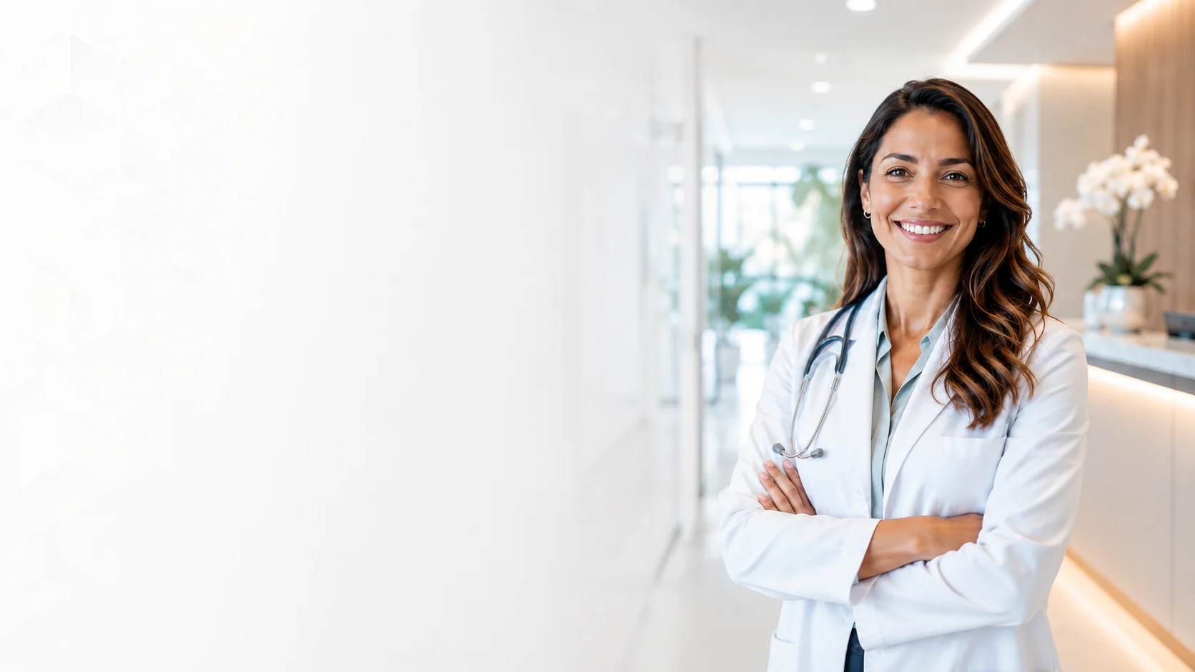 Médica em consultório usando o Relati para coletar relato de paciente com consentimento